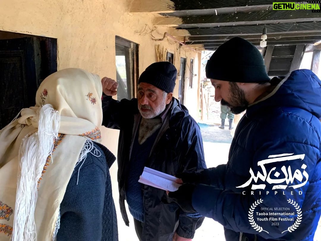 Khosrow Ahmadi Instagram - ... پنجمین حضور فیلم کوتاه #زمین_گیر در گرجستان. فیلم کوتاه زمین گیر به نویسندگی و کارگردانی علی احمدی و تهیه کنندگی محسن کیایی در پنجمین حضور جهانی خود به ششمین دوره جشنواره بین المللی تائوبای گرجستان راه پیدا کرد. این جشنواره در تاریخ ۲۶ سپتامبر تا ۱ اکتبر ۲۰۲۳ در تفلیس گرجستان برگزار خواهد شد. این فیلم پیش از این در جشنواره های رپیدلاین آفریقا، میهودوی آمریکا و هفته فیلم آسیا حضور داشته و توانسته از جشنواره زندگی فراتر از زندگی ایتالیا جایزه بهترین فیلم کوتاه را کسب کند. این فیلم محصول کمپانی نوآر کارن فیلم است. محسن کیایی، خسرو احمدی، حدیث بیابانگرد، مرتضی احمدی، آیان یاربیگی و فریده سپاه منصور در این فیلم ایفای نقش کرده اند. همچنین عوامل این فیلم کوتاه عبارتند از : مدیر فیلمبرداری: وحید ابراهیمی تدوین:نیما جعفری جوزانی طراحی و ترکیب صدا: علیرضا علویان مدیر صدابرداری: آرش برومند جلوه های بصری: فریدناطر فصیحی طراح گریم: عباس عباسی آهنگساز: آرمان موسیپور طراح صحنه و لباس: مرجان گلزار مدیر تولید: کامیاب متولی برنامه ریز و دستیار اول کارگردان: مهرنوش حسینی دستیار دوم کارگردان : سجاد باقری منشی صحنه: آزاده جهانبخش عکاس : محسن کرمانی 🔆 پخش بین الملل : فرست اسکرین @noirkaren.film @aaliahmadi @mohsen_kiaee @khosro_ahmadi @_hadisbiabangard @mehdi.mahaei @firstscreenfilm