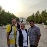 Khosrow Ahmadi Instagram - در کنار دو علیرضای دوستداشتنی. علیرضا نجیب زاده عزیز(فیلمبردار) علیرضا کلانتری نازنین(کارگردان) سریال مهمانی شیرین کرمان. پخش بزودی. لوکیشن یکی از زیباترین بنای تاریخی کرمان. شما بگید این مکان تاریخی اسمش چیه.