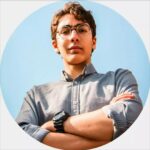 Khosrow Ahmadi Instagram - آخرین ماه تابستان بود و گرمای زمین داشت تمام میشد اما با بدنیا امدن تو گرمای زندگی ما کامل شد. حالا دیگه ما هم خانواده پر جمیعت شدیم با وجود نازنین تو عشق و حال ما تکمیل شد با شیطونیهات و شیرین زبونی کردنت لذت زندگی بیشتر شد. خدا رو شکر. عزیزم. رفیق. پسرم. مرتضی نازنین. تولدت مبارک. همیشه سلامت باشی و موفق و همواره بخندی.