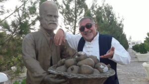 Khosrow Ahmadi Instagram - در کنار یک اثر زیبای هنری.
بفرمایید سیب و گلابی و انار.