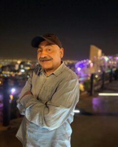 Khosrow Ahmadi Instagram - سلام. امسال تولد خودمو خودم به خودم تبریک میگم. وشاکرم به خاطر اینهمه لطف خدا و بنده های خوش انرژیش که زاد روزمو انقدر دلنشین کردن اینجاس که میگن خدا دوستت داره. از همه عزیزان بابت تبریک تولدم ممنونم. ۳/۲۸