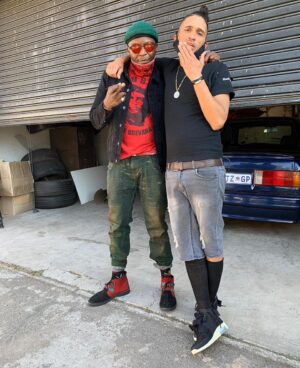 Khulu M. Skenjana Instagram - Amagumusha wegame, Izinja zegame!!
💣💣💥💥🔥🔥

#TheNtswembest #BehindTheScenes🎬 #ActorsLife #OnSet