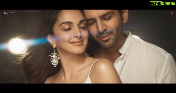 Kiara Advani Instagram - Aa Chale, leke tujhe... Hain jaha Silsilein!! 🤍✨ #PasooriNu Song Out Now #SajidNadiadwala #SatyaPremKiKatha #29thJune @kartikaaryan @sameervidwans @shareenmantri @arora.kishor @karandontsharma @kamera002 @boscomartis @vijayganguly @nadiadwalagrandson @namahpictures @wardakhannadiadwala @arijitsingh @rochakkohli @alisethiofficial @tulsikumar15 @ghuggss @sanjoyd @gajrajrao #SupriyaPathakKapur @randeria_siddharth @shikhatalsania @rajpalofficial @anooradha_patel #BhushanKumar @tseries.official @penmovies