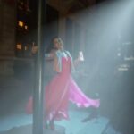 Kiara Advani Instagram – Glowing in a dreamy spotlight! Watch how the delightful smoothness of Galaxy Chocolate turned an everyday moment into something truly special! I’m so excited for you to see this!
#GalaxyChocolate #choosepleasure
