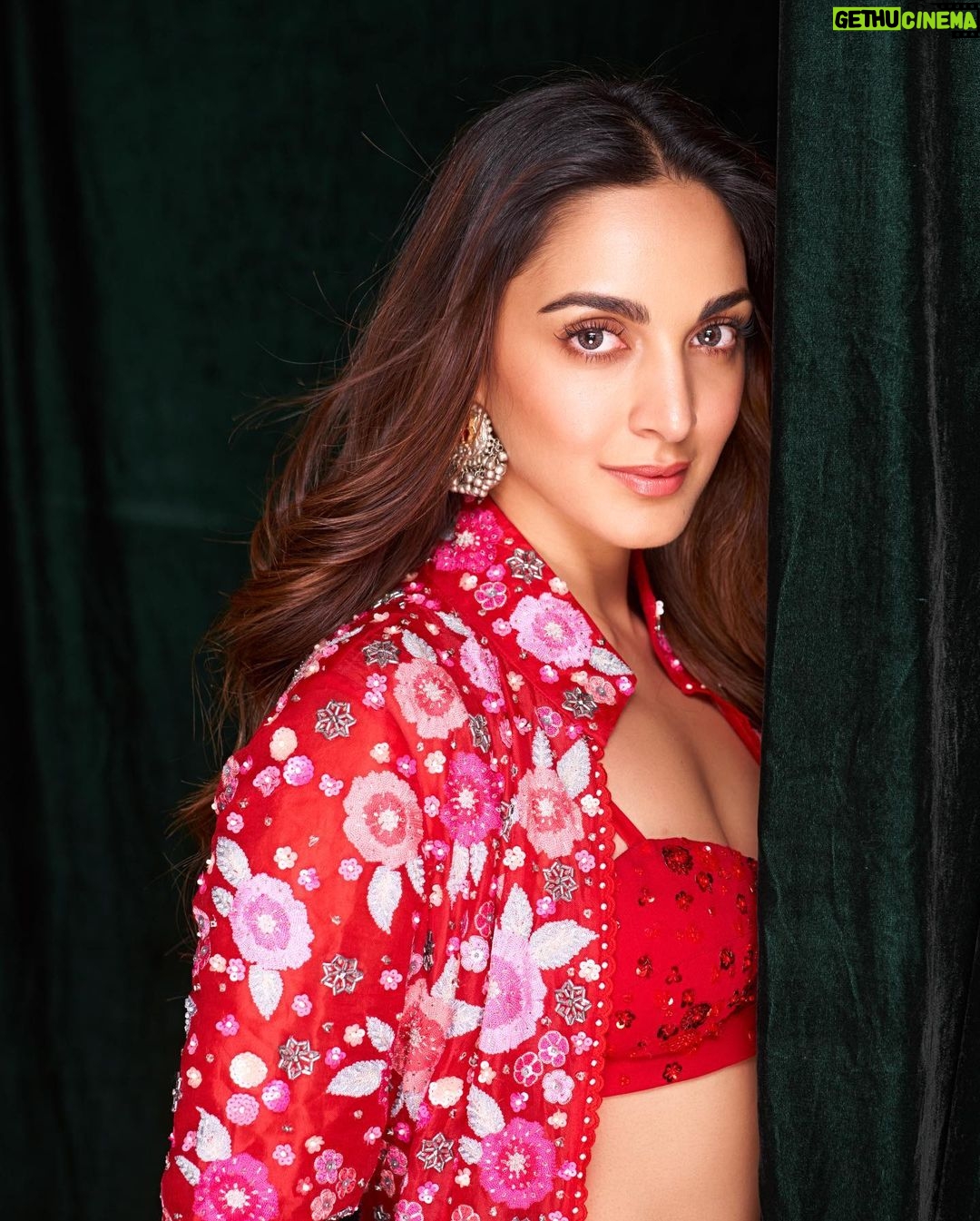 Kiara Advani Instagram - Swipe for clarity ❤️ Mood Red 🌹