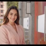 Kiara Advani Instagram - Aapko bhi AU se pyaar ho jaayega 🎵 With Monthly Interest on AU Savings Account, you will fall in love with @aubankindia too 💗 #SochBadloAurBankBhi #BadlaavHumseHai #Ad