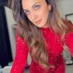 Kiara Advani Instagram - The glam squad was really feeling it tonight , I just gave in 🤪❤️💁🏻‍♀️ @manishmalhotra05 @savleenmanchanda @priyanka.s.borkar
