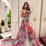 Kiara Advani Instagram - The first time I faced a camera was as an 8 month old baby for a brand shoot. From getting my college degree in advertising to now being honoured with the prestigious “Brand Endorser of the Year” award it truly feels like life has come full circle 🏆🧿 Thank you to the International Advertising Association for this recognition, extremely grateful 🙏🏼
