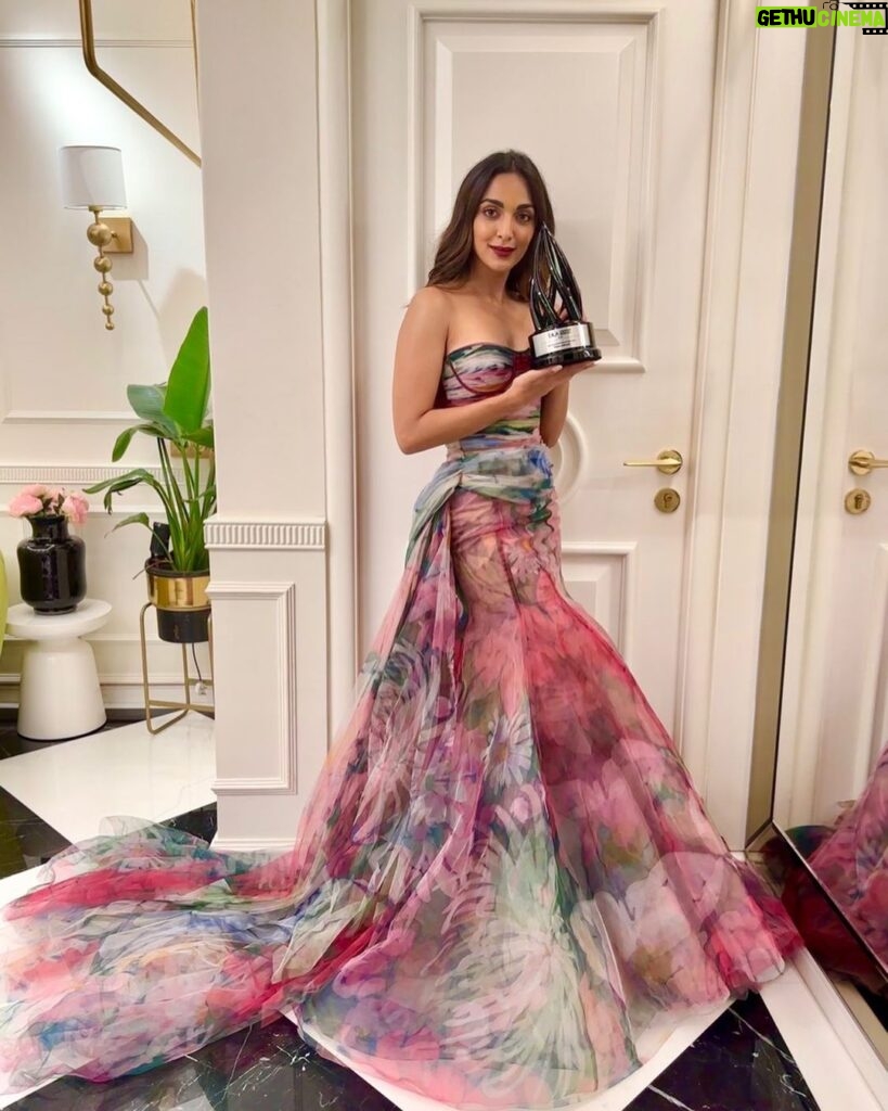 Kiara Advani Instagram - The first time I faced a camera was as an 8 month old baby for a brand shoot. From getting my college degree in advertising to now being honoured with the prestigious “Brand Endorser of the Year” award it truly feels like life has come full circle 🏆🧿 Thank you to the International Advertising Association for this recognition, extremely grateful 🙏🏼