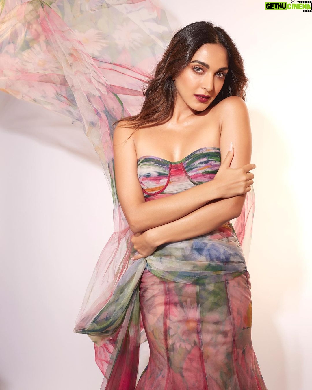 Kiara Advani Instagram - Couldn’t choose, posted all 💁🏻♀️🌻🪻