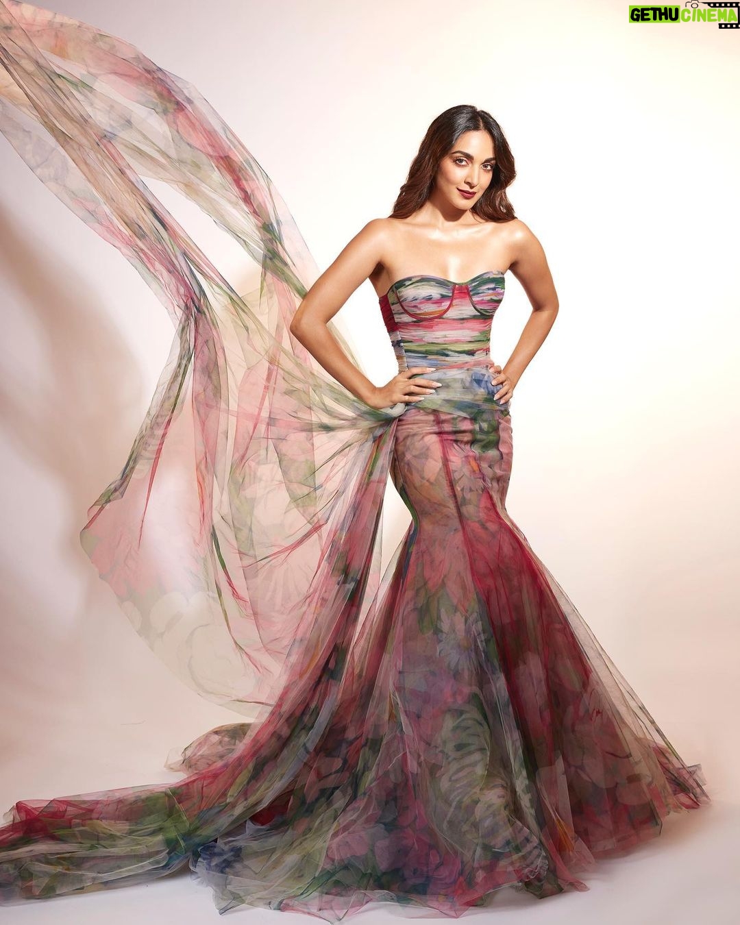 Kiara Advani Instagram - Couldn’t choose, posted all 💁🏻♀️🌻🪻