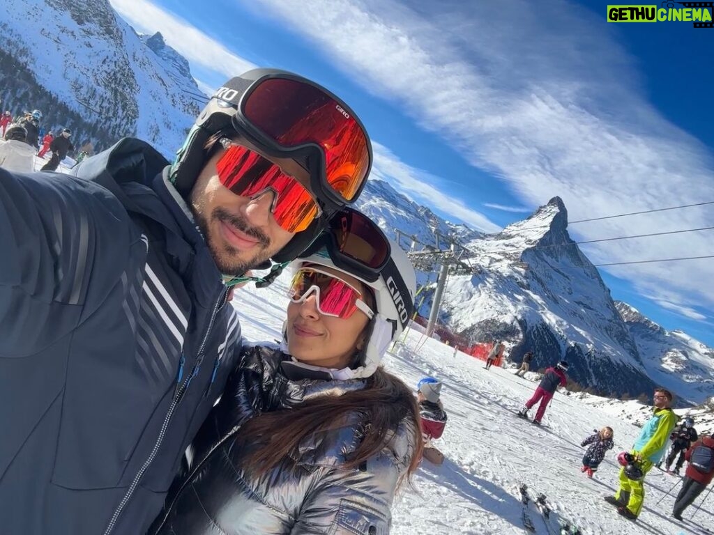 Kiara Advani Instagram - 2023 - so much to be grateful for ❤️🙏🏼 2024 - coming for you baby 😍🤩 H A P P Y N E W Y E A R 🤗🎉💫 PS:- he loves kala chashma so much , we had 4 🤷‍♀️