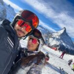 Kiara Advani Instagram - 2023 - so much to be grateful for ❤️🙏🏼 2024 - coming for you baby 😍🤩 H A P P Y N E W Y E A R 🤗🎉💫 PS:- he loves kala chashma so much , we had 4 🤷‍♀️