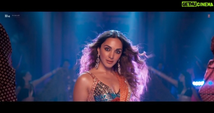Kiara Advani Instagram - Sajjke sawarke aaye dhoom dhaam se! 💥 Leke #RaatBaaki! Song out now 🤍✨ #SajidNadiadwala #SatyaPremKiKatha @kartikaaryan @sameervidwans @shareenmantri @arora.kishor @karandontsharma @kamera002 @vijayganguly @nadiadwalagrandson @namahpictures @wardakhannadiadwala @gajrajrao #SupriyaPathakKapur @randeria_siddharth @shikhatalsania @rajpalofficial @anooradha_patel @meetbrosofficial @monalithakur03 @piyushmehroliyaa @Kumaarofficial #BhushanKumar @tseries.official @penmovies @chaayaankan