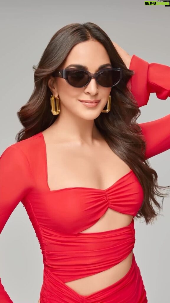 Kiara Advani Instagram - Whether #BTS or final shots - it’s always eyeconic with @lenskart! 🙌 Time to snag @kiaraaliaadvani’s pair of fave 🕶 at up to 60% off or buy one & get one for FREE from the #LenskartEyeconicSale! 🤩 🔎 204220 🔎 204459 Are you ready to shine & steal the spotlight? Head to the Lenskart App & get shopping 🛍 #LKEOSS23 #EOSS #Lenskart #KiaraAdvani
