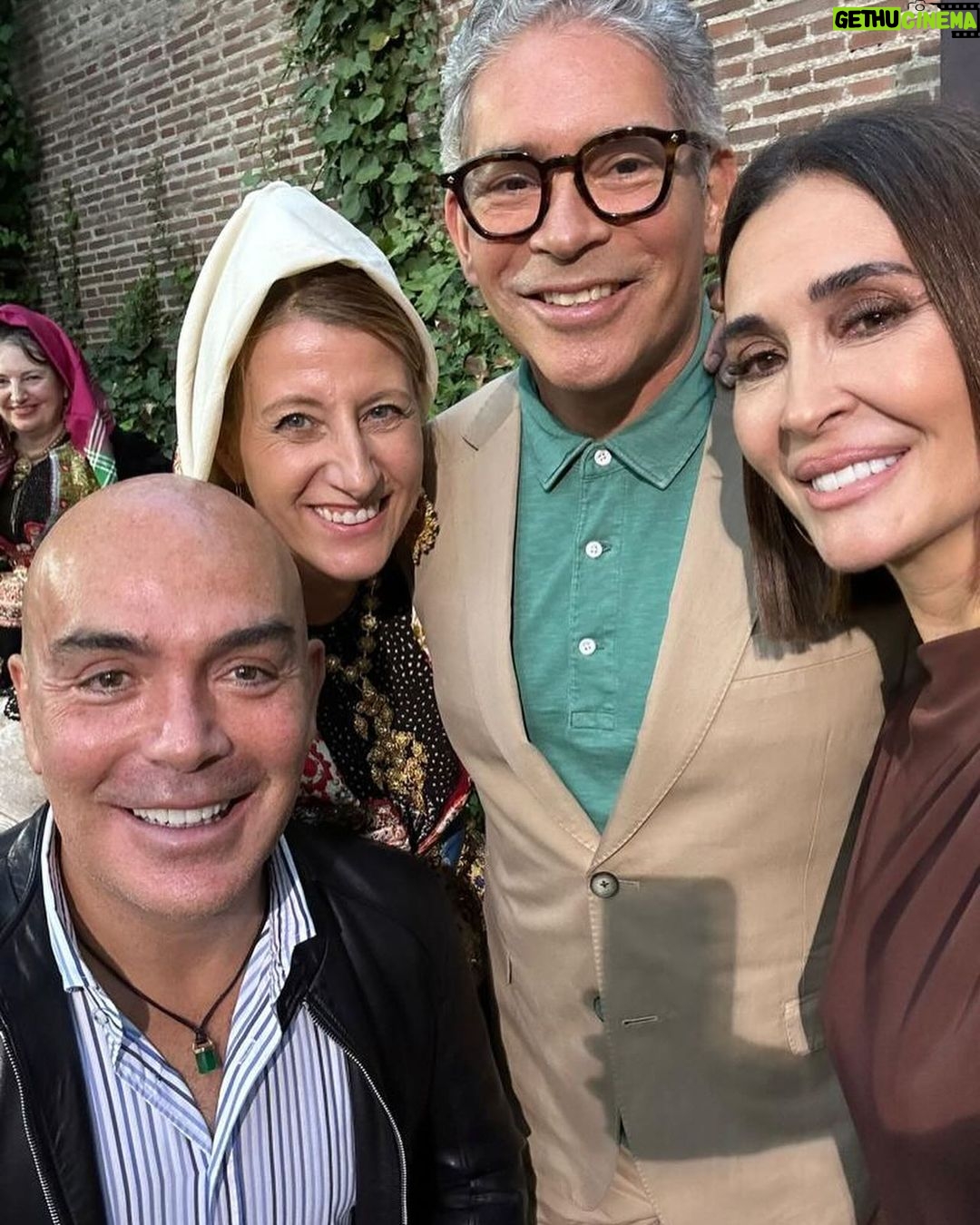 Kike Sarasola Instagram - ¡Qué maravilla haber disfrutado de Las Labores de Lagartera de la mano de mi querido amigo Tomás Alía! 👏🏻👏🏻 Ya no hace falta viajar a París para disfrutar de la Alta Costura. ¡No os podéis perder sus textiles, que además han conquistado a casas reales, artistas y grandes diseñadores! What a delight to have enjoyed 'Las Labores de Lagartera' with my dear friend Tomás Alía! 👏🏻👏🏻 There's no need to travel to Paris anymore to experience Haute Couture. You can't miss his textiles, which have also captivated royal houses, artists, and top designers!