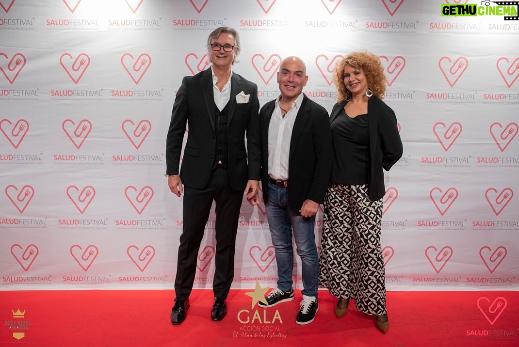 Kike Sarasola Instagram - ¡PREMIO A LA LABOR SOCIAL EN EL SECTOR HOTELERO! Estoy muy orgulloso de todo mi equipo, de mis roomies. Por eso, este premio no es únicamente para mí, sino para todos ellos. Un reconocimiento a las acciones y labores desarrolladas durante la pandemia, como los hoteles cedidos a sanitarios y personas mayores. Muchas gracias a todos los organizadores de la @gala_accion_social, a los @best_hotelawards y a @mariacansinogala, presidenta de Gala Acción Social. 👏🏻 I am very proud of my team, all my roomies. That is why this award is not only for me but for all of them. It is an acknowledgment of all the actions and efforts undertaken during the pandemic, such as the hotels we ceded for healthcare workers and elderly people. A big thanks to the organizers of @gala_accion_social and @best_hotelawards, as well as to @mariacansinogala, president of Gala Acción Social. 👏🏻 #ILoveRoomMate #roomies #equipo #premio #GalaAcciónSocial #BestHotelAwards #SaludFestival2021 Madrid, Spain