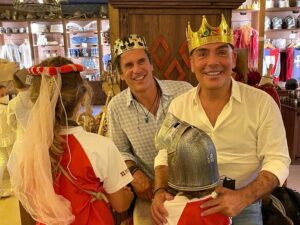Kike Sarasola Instagram - PUY DU FOU en Toledo. El mejor parque temático que conozco. Qué orgullo que se haga algo de tal calidad y contando la maravillosa historia de España. Divertido, didáctico y espectacular. De verdad un 10. 👏

Puy du fou at Toledo. The best theme park I have ever been. How proud to have something with such quality based on Spanish history. It’s fun , spectacular and very didactic. Absolutely a 10. 👏

#España #Toledo #ParqueTemático #Spain #ThemePark #Familia #Family
