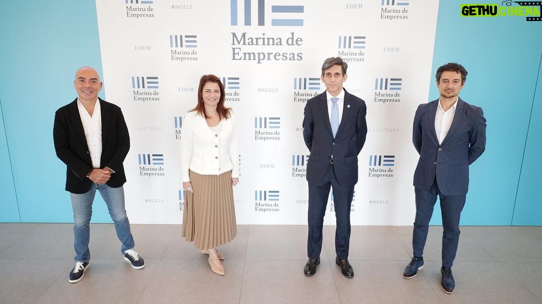 Kike Sarasola Instagram - La semana pasada tuve la suerte de participar como ponente en el curso de Alta Dirección de @edemempresarios en @marinadeempresas, junto a José María Álvarez-Pallete, a quien tanto admiro. Un proyecto que pertenece a la familia Roig. Ellos sí apoyan realmente a los emprendedores. ¡Enhorabuena! 👏🏻 Last week I was lucky enough to take part in the EDEM Senior Management course at La Marina de Empresas as a speaker, along with José María Álvarez-Pallete, someone I greatly admire. It's a project that belongs to the Roig family. They really do support entrepreneurs. Congratulations! 👏🏻 #EscueladeEmpresarios #Valencia #EscueladeNegocio #Liderar #emprendedores #BusinessSchool #Leadership #Entrepreneurs