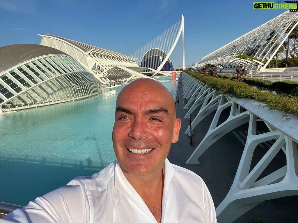 Kike Sarasola Instagram - QUIERO UN HOTEL EN VALENCIA. ME ENCANTA. ❤ I WANT A HOTEL IN VALENCIA. I LOVE IT. ❤ #ILoveRoomMate #Valencia #CiudadDeLasArtesYLasCiencias #viajar #travel Ciudad de las Artes y de las Ciencias de Valencia