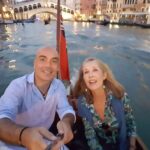 Kike Sarasola Instagram - Qué recuerdo tan bonito de hace un año y medio con mi querida @victoria.melian. Te queremos. ❤️ What a wonderful memory from a year and a half ago with my dear Victoria Melian. We love you. ❤️ #recuerdos #amistad #Venecia #memories #friendship #Venice Venecia, Italia