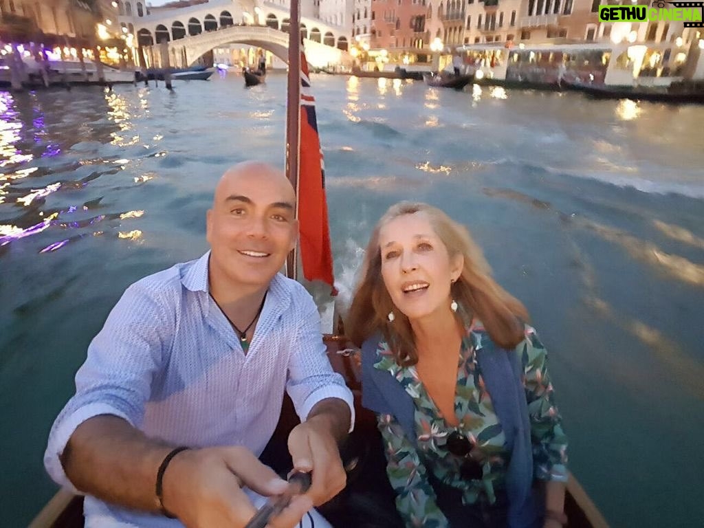 Kike Sarasola Instagram - Qué recuerdo tan bonito de hace un año y medio con mi querida @victoria.melian. Te queremos. ❤️ What a wonderful memory from a year and a half ago with my dear Victoria Melian. We love you. ❤️ #recuerdos #amistad #Venecia #memories #friendship #Venice Venecia, Italia