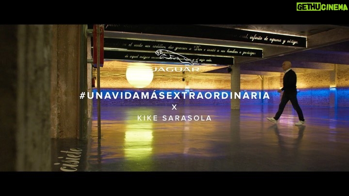 Kike Sarasola Instagram - Siempre me habían dicho que ya todo estaba inventado, que no se podía aportar nada más al sector turístico. Atreveos a ser diferentes, seguid vuestros sueños y pasiones. ¡Nunca es tarde! @jaguarspain ha creado un movimiento donde quieren que vivamos #UnaVidaMásExtraordinaria. ¡El turismo va a devolver la sonrisa a nuestro país! 💪 I was always told that everything had already been invented, that nothing more could be contributed to the tourism sector. Dare to be different, follow your dreams and your passions. It's never too late! Jaguar Spain has created a movement to help us live more extraordinary lives. Tourism is going to bring the smile back to our country! 💪