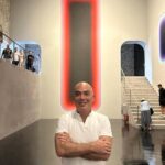 Kike Sarasola Instagram – Increíble la exposición en la galería La Nave de Salinas en Ibiza de @jonnyhonky 👏🏻¡Enhorabuena @liomalca por traer siempre a los mejores artistas a la isla en verano! 

Incredible exhibition at the gallery La Nave de Salinas in Ibiza by Jonny Niesche. 👏🏻 Congratulations Lio Malca for always bringing the best artists to the island in summer!