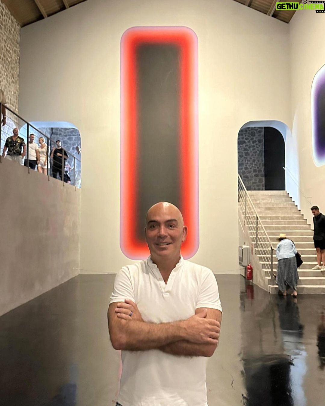 Kike Sarasola Instagram - Increíble la exposición en la galería La Nave de Salinas en Ibiza de @jonnyhonky 👏🏻¡Enhorabuena @liomalca por traer siempre a los mejores artistas a la isla en verano! Incredible exhibition at the gallery La Nave de Salinas in Ibiza by Jonny Niesche. 👏🏻 Congratulations Lio Malca for always bringing the best artists to the island in summer!