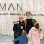 Kike Sarasola Instagram - Planazo de sábado por la mañana, Museo Arqueológico Nacional. ¡Han alucinado! // Fantastic saturday morning. Museo Arquelogico Nacional, the kids loved it. ❤️👨‍👨‍👧‍👦🏛 #museoarqueologiconacional #plan #niños #familia #family #madrid Museo Arqueológico Nacional de España