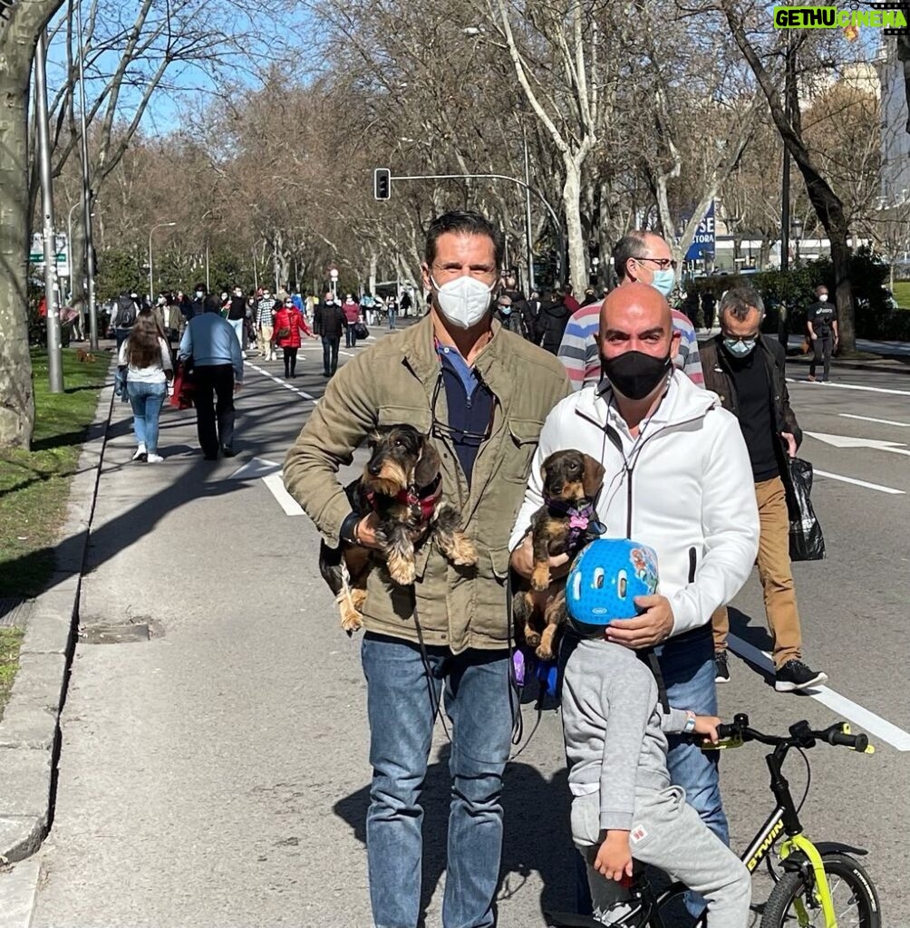 Kike Sarasola Instagram - Mañana de domingo. Paseo Del Prado. I ❤️ Madrid. #family #weekend #paseodelprado #madrid