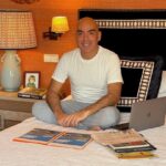 Kike Sarasola Instagram - Hola a todos. Quería deciros que tengo COVID, pero por suerte ya estoy recuperándome. Esta ha sido, sin duda, una de las experiencias más duras y reveladoras que he tenido en los últimos años. Para vuestra tranquilidad, ya estoy casi recuperado. Cuando termine mi periodo de cuarentena, volveré a la carga. Por favor, continuad con las medidas de precaución y distanciamiento. Sé que es duro, pero es la única manera de vencer al virus y permanecer sanos. Pensad en toda la gente que está sufriendo y en aquellos que se están sacrificando en cuidar a los enfermos. Cuidaros mucho, K. Hi everyone. I wanted to let you know that I have Covid but thankfully, I’m already recovering. This has, without a doubt, been one of the hardest and most revealing experiences I’ve had in recent years. For your peace of mind, you should know that I’m almost recovered. When my quarantine period is over, I'll be back on my feet. Please keep adhering to precautionary measures and social distancing. I know it’s hard but it’s the only way to beat this virus and stay healthy. Think of all the people who are suffering and all those who are sacrificing so much to care for the sick. Look after yourselves, K.