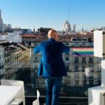 Kike Sarasola Instagram – Quiero compartir con vosotros cómo estoy viviendo el Día del Orgullo. Un día muy especial para todos, pero este año, para mí, mucho más especial, porque me he dado cuenta de que el orgullo no se basa únicamente en la orientación sexual sino que va un paso más allá. Es el orgullo de defender aquello que más te importa, y en mi caso, lo más importante es mi familia.
Siempre he defendido el modelo de familia LGTBI+, y muchos me han considerado un abanderado de la causa por ser el primer deportista olímpico español en salir del armario. Como muchos sabéis, mi situación personal ha cambiado, pero eso no significa que este modelo de familia haya fallado. Simplemente, igual que el amor, ha evolucionado.
A veces es necesario dar un paso atrás para ver las cosas con perspectiva. Carlos y yo, como el resto del colectivo, hemos luchado juntos para llegar a donde estamos hoy. Y sabemos la suerte que tenemos, porque en muchos países aún queda demasiado por hacer. Pero debido a diferentes circunstancias, hemos dado un pequeño paso atrás para poder defender hoy lo que más queremos: a nuestros hijos. Con todo, esta no es una historia de desamor, sino de transformación y adaptación.
Nuestra prioridad siempre ha sido, y serán, nuestros hijos. Todas las decisiones que tomamos las hemos tomado pensando en su felicidad. Somos padres, ante todo, y nuestro compromiso y amor por ellos es incondicional. Estoy seguro de que muchos de vosotros, padres y madres en situación similar a la mía, entendéis perfectamente lo que quiero decir.
La felicidad es lo más importante en esta vida. Por eso, en este Orgullo, celebro el amor que siento por mis hijos, y os animo a defender vuestro propio orgullo, sea cual sea, con todo vuestro corazón.
¡Feliz Día del Orgullo! #Orgullo2023 #diadelorgullo 🏳️🌈