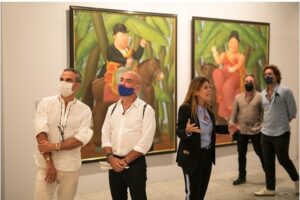 Kike Sarasola Instagram - Una maravilla poder ver la exposición de Botero en el Ayuntamiento de Madrid explicada por su hija #LinaBotero 🖼 // It was wonderful to be able to enjoy the Botero exhibition at Madrid City Hall explained by his daughter, Lina Botero 🖼 #Botero60añosdePintura #CulturaSegura #FernandoBotero #Madrid #Arte