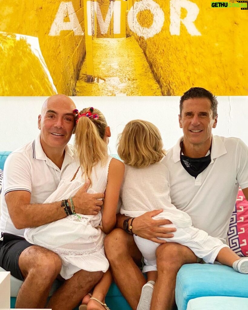 Kike Sarasola Instagram - La familia es el mejor apoyo. // Family is the best support ❤👨‍👨‍👧‍👦 #family #boamistura Home