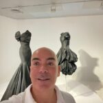Kike Sarasola Instagram - En Guetaria visitando el Museo Balenciaga y la exposición Alaia-Balenciaga. ¡Maravillosa! 🤩 // In Guetaria 20 minutes from San Sebastián visiting the Belnciaga Museum and the exhibition Alaia-Balenciaga. Fantastic! 👗 #moda #museo #balenciaga #sansebastian Cristóbal Balenciaga Museoa