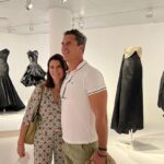 Kike Sarasola Instagram - En Guetaria visitando el Museo Balenciaga y la exposición Alaia-Balenciaga. ¡Maravillosa! 🤩 // In Guetaria 20 minutes from San Sebastián visiting the Belnciaga Museum and the exhibition Alaia-Balenciaga. Fantastic! 👗 #moda #museo #balenciaga #sansebastian Cristóbal Balenciaga Museoa