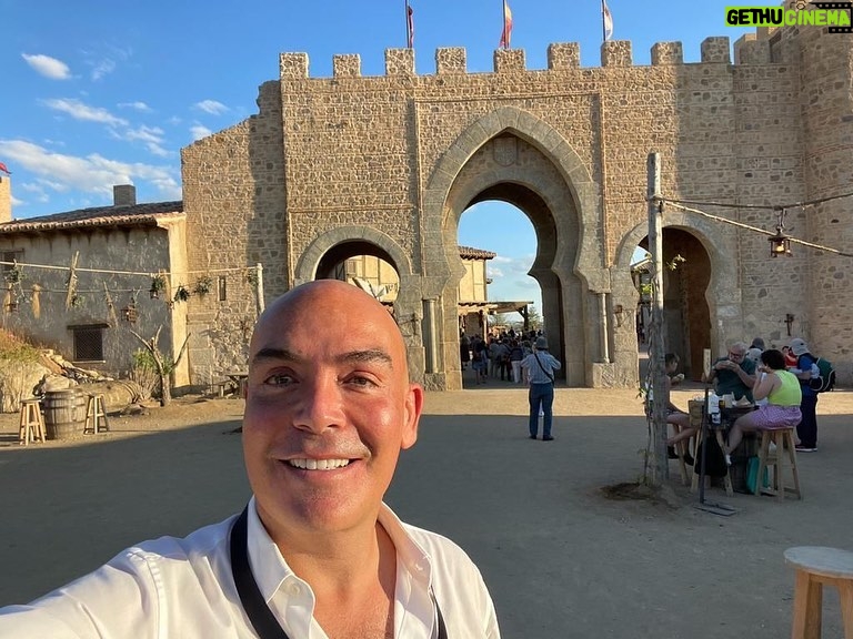 Kike Sarasola Instagram - PUY DU FOU en Toledo. El mejor parque temático que conozco. Qué orgullo que se haga algo de tal calidad y contando la maravillosa historia de España. Divertido, didáctico y espectacular. De verdad un 10. 👏 Puy du fou at Toledo. The best theme park I have ever been. How proud to have something with such quality based on Spanish history. It’s fun , spectacular and very didactic. Absolutely a 10. 👏 #España #Toledo #ParqueTemático #Spain #ThemePark #Familia #Family Toledo, Spain