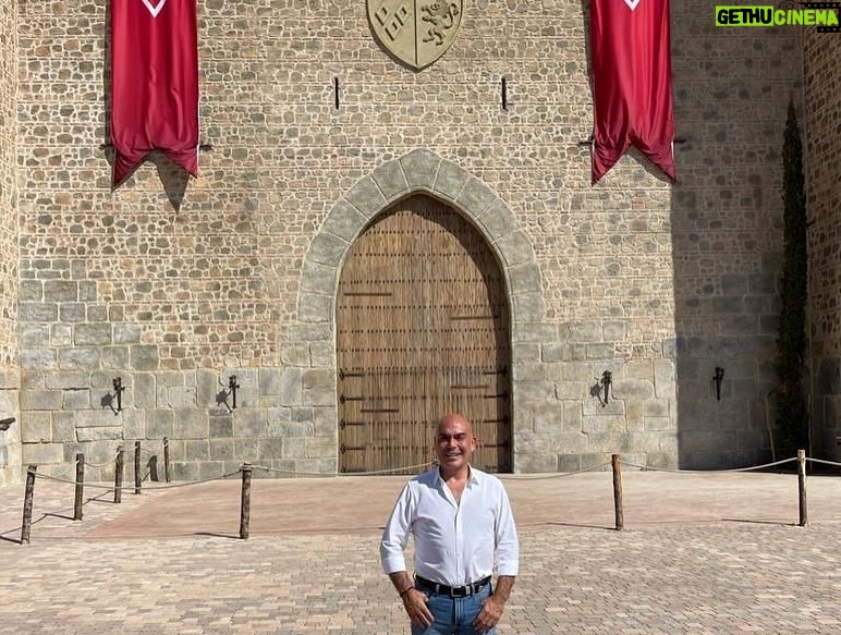 Kike Sarasola Instagram - PUY DU FOU en Toledo. El mejor parque temático que conozco. Qué orgullo que se haga algo de tal calidad y contando la maravillosa historia de España. Divertido, didáctico y espectacular. De verdad un 10. 👏 Puy du fou at Toledo. The best theme park I have ever been. How proud to have something with such quality based on Spanish history. It’s fun , spectacular and very didactic. Absolutely a 10. 👏 #España #Toledo #ParqueTemático #Spain #ThemePark #Familia #Family Toledo, Spain