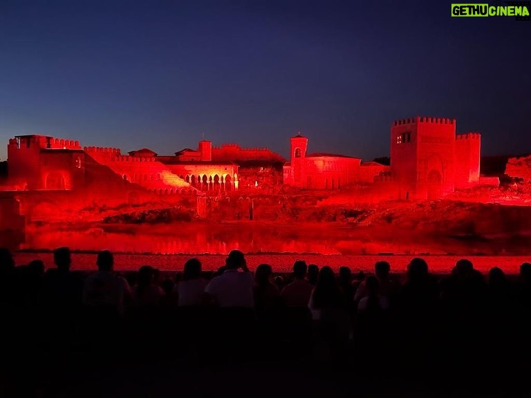 Kike Sarasola Instagram - PUY DU FOU en Toledo. El mejor parque temático que conozco. Qué orgullo que se haga algo de tal calidad y contando la maravillosa historia de España. Divertido, didáctico y espectacular. De verdad un 10. 👏 Puy du fou at Toledo. The best theme park I have ever been. How proud to have something with such quality based on Spanish history. It’s fun , spectacular and very didactic. Absolutely a 10. 👏 #España #Toledo #ParqueTemático #Spain #ThemePark #Familia #Family Toledo, Spain