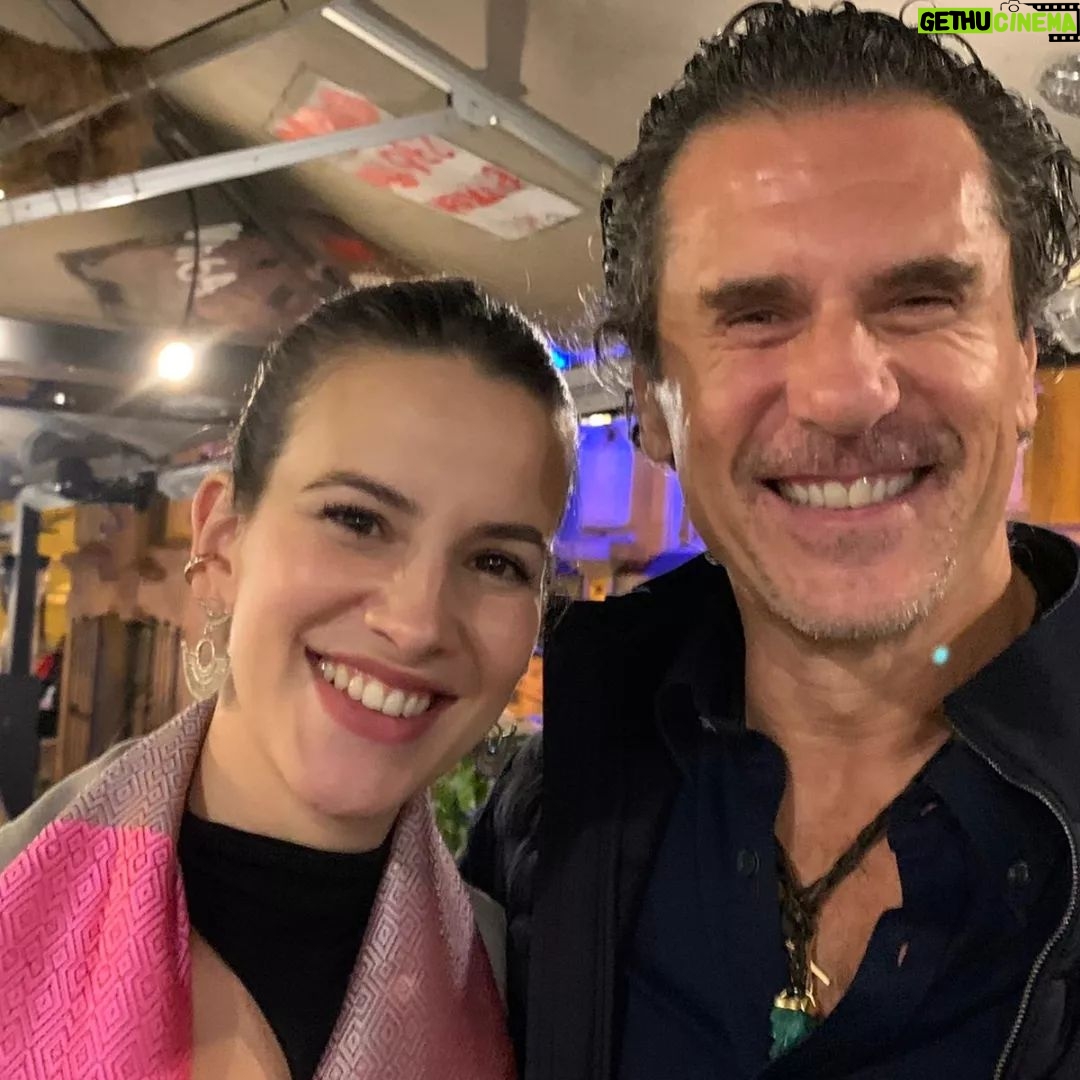 Kike Sarasola Instagram - “La Gaviota”, Laura Londoño, con mi marido en La Terraza de Óscar. Qué mujer tan espectacular y qué bella persona 🤩 Laura Londoño (''La Gaviota") with my husband at La Terraza de Óscar. What a spectacular woman and what a beautiful person 🤩 #RoomMateOscar #CafeConAroma #Colombia #Madrid La Terraza de Room Mate Óscar
