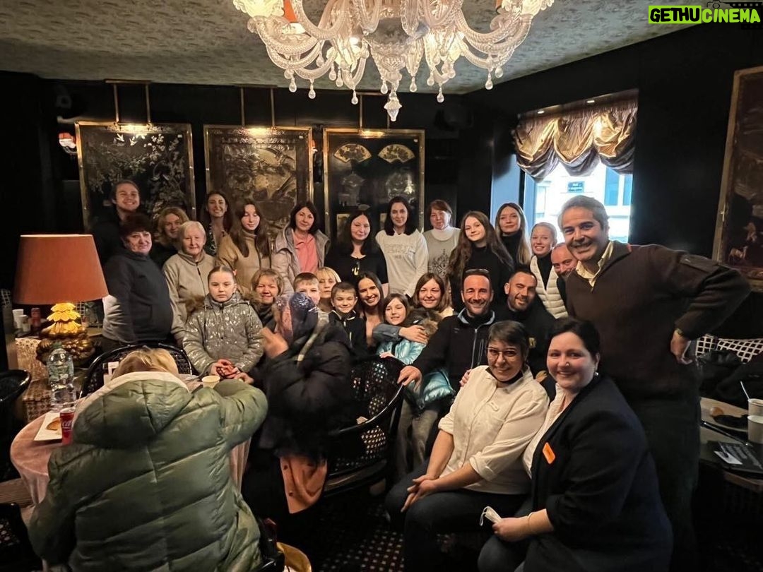 Kike Sarasola Instagram - Orgulloso de mis roomies que están ayudando en los hoteles. Una labor fantástica. Ayer en Room Mate Alain en París recibieron a 65 refugiados ucranianos de camino a Madrid. // Very proud of all my roomies that are helping in our hotels. They are doing wonderful things. Yesterday Room Mate Alain in Paris received 65 ucranian refugees on there way to madrid. #help #refugiados #Ukrania