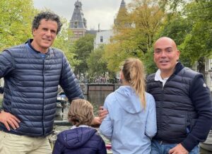 Kike Sarasola Instagram - Hoy por fin se levantan todas las restricciones en Holanda. Muchas ganas de volver. ¡Volvamos a viajar! // Holland is lifting restrictions today. Dying to go back. Let’s travel again! ✈️🌍🌷

#Holland #travels #family #Holanda #ILoveRoomMate