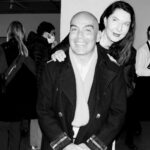 Kike Sarasola Instagram – ¡FANTÁSTICA MARINA ABRAMOVIC AYER EN MADRID! La exposición, que inauguró ayer en La Nave Sanchez-Ubiría, es de una fuerza y una belleza inusual. En la exposición, hay una proyección de su película 7 Deaths sobre María Callas que te dejará atónito 😍
FANTASTIC MARINA ABRAMOVIC YESTERDAY IN MADRID! The exhibition, which opened yesterday at La Nave Sanchez-Ubiría, is absolutely powerful and beautiful. In the exhibition, there is a projection of her film 7 Deaths about Maria Callas that will leave you speechless 😍
#art #marinaabramovic #performance La Nave Sánchez-Ubiría