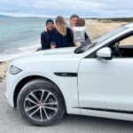 Kike Sarasola Instagram – Estoy pasando este fin de semana de invierno en Ibiza. Es hora de pensar en ideas y proyectos nuevos que te puedan conducir a #UnaVidaMásExtraordinaria. ¿Has pensado en tus propósitos para este 2022? Uno de los míos es pasar más tiempo en familia. Leo todos los vuestros en los comentarios. 🤍👨‍👨‍👧‍👦

#jaguar #ibiza #familytime #navidad Ibiza, Spain