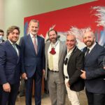 Kike Sarasola Instagram – Recepción en Barranquilla con su Majestad el Rey apoyando a los empresarios españoles en Colombia. El Turismo es la primera industria española. Gracias por su apoyo. ¡Ole Ole!
En la foto: Juan Pedro de Fenix , su Majestad el Rey de España, Pedro Dávila , yo , Nacho Garcia Vinuesa y Tomas Miró.
Reception in Barranquilla with His Majesty the King supporting Spanish businessmen in Colombia. Tourism is the first Spanish industry. Thank you for your support. Ole Ole!
In the photo: Juan Pedro de Fenix, His Majesty the King of Spain, Pedro Dávila, myself, Nacho Garcia Vinuesa and Tomas Miró. Barranquilla-Colombia