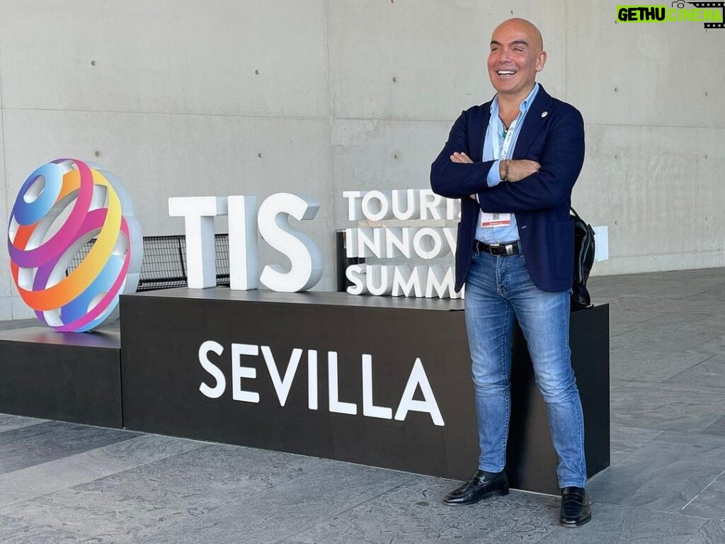 Kike Sarasola Instagram - Congreso TIS de turismo en Sevilla. EL TURISMO VUELVE CON FUERZA. 💪 // Tourism Innovation Summit in Seville. TOURISM RETURNS STRONGER. 💪 @tissevilla #TIS2021 #tech #innovation #congress #tourism #digital #expo #sevilla Seville, Spain