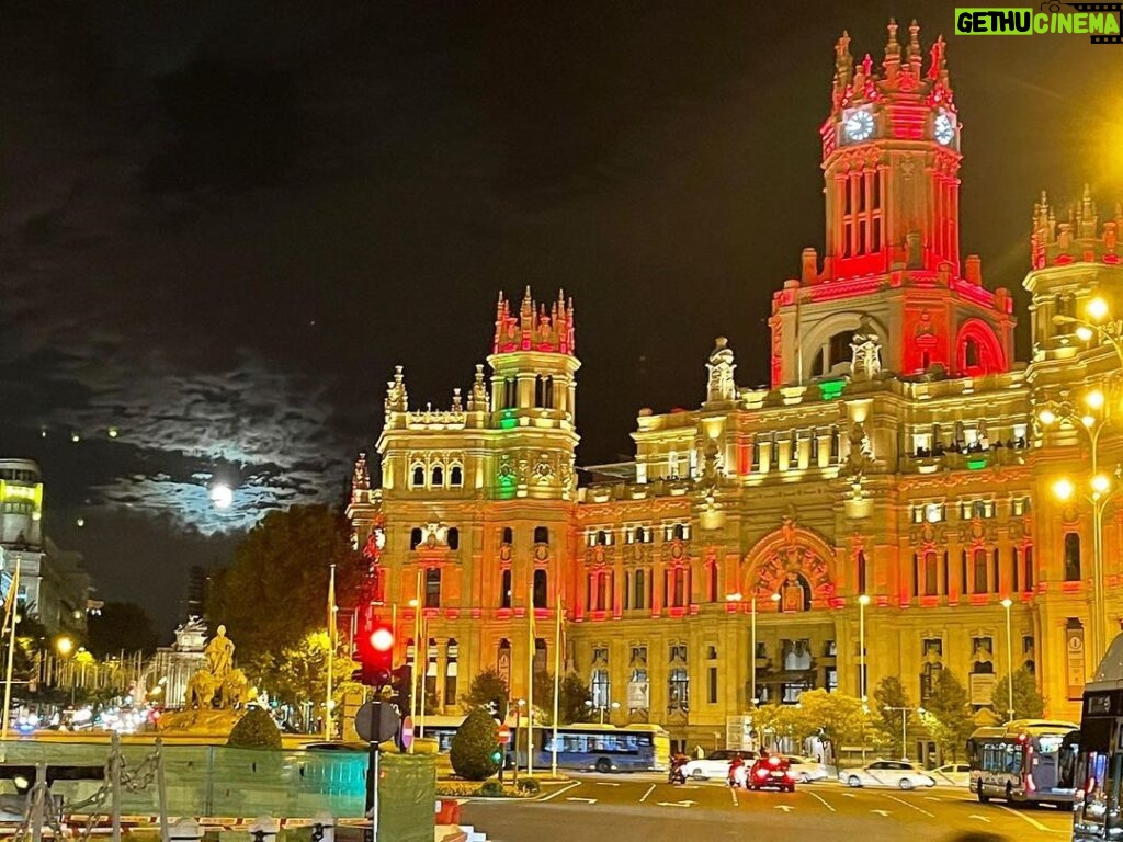 Kike Sarasola Instagram - Luna llena de Madrid. ¡De Madrid al cielo! Full moon in Madrid. From Madrid to heaven! #Madrid 🌝 Plaza de Cibeles