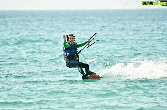 Kike Sarasola Instagram - Planazo en familia la semana pasada en Tarifa. Enriquito dando su primer salto en Kite. Β‘QuΓ© bien lo pasamos! ππ»ππ» Family fun last week in Tarifa. Enriquito taking his first Kite jump. We had a great time! ππ»ππ»