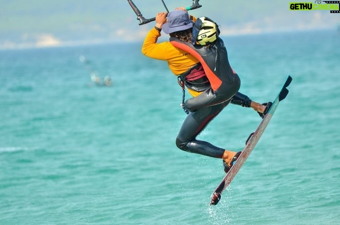 Kike Sarasola Instagram - Planazo en familia la semana pasada en Tarifa. Enriquito dando su primer salto en Kite. Β‘QuΓ© bien lo pasamos! ππ»ππ» Family fun last week in Tarifa. Enriquito taking his first Kite jump. We had a great time! ππ»ππ»